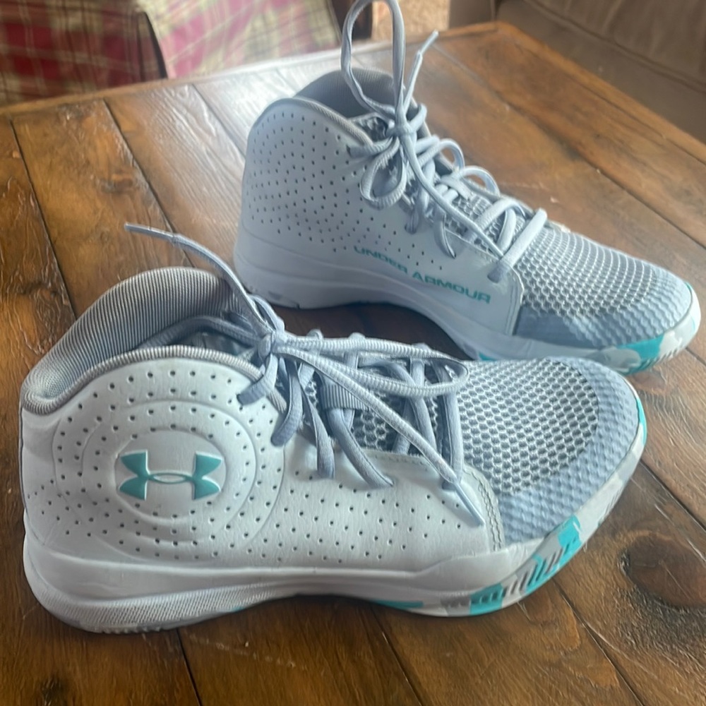 Girls Under Armour basketball shoes 5.5